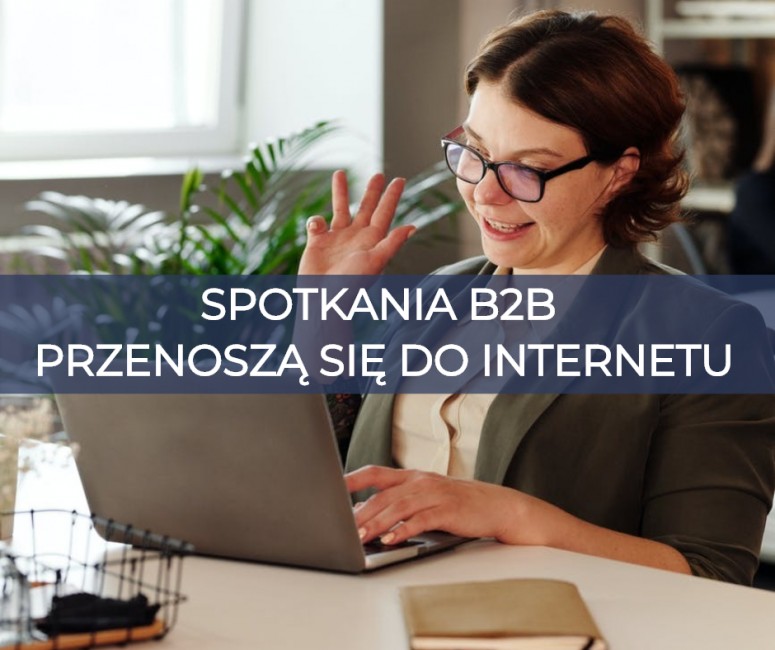 Zdjęcie przedstawia kobietę patrzącą w ekran laptopa, która rozmawia z kimś przez internet i się uśmiecha. Nałożony jest napis "Spotkania Business to business przenoszą się do internetu". 