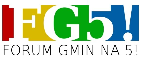 Plakat Forum gmin na 5! Biały napis FG 5! na tle czerwonego, żółtego, zielonego i niebieskiego kwadratu 