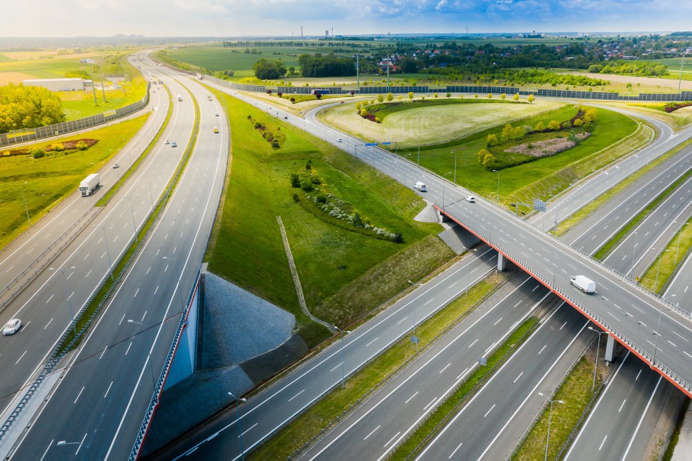 Niebo. zielona trwa oraz węzeł drogowy 