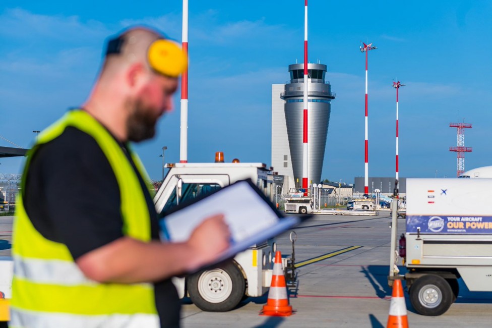 port lotniczy w Pyrzowicach, zdjęcie przedstawia pracowników i zaopatrzenie ruchu lotniczego 
