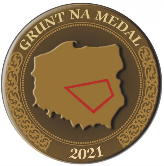 grafika konkursu grunt na medal 2021: mapa Polski na tle złotego medalu z zaznaczonym gruntem obrysowanym na czerwono 