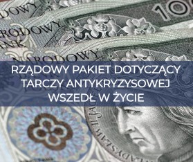 zdjęcie przedstawia banknoty o nominale sto złotych, na jakie nałożony jest napis "Rządowy pakiet dotyczący tarczy antykryzysowej wszedł w życie" 