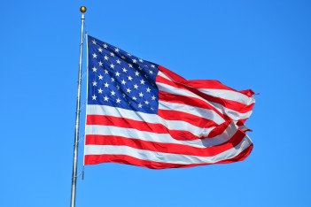 amerykańska flaga na tle niebieskiego nieba 