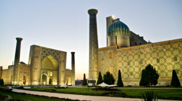 meczet w Uzbekistanie na tle zachodzącego słońca 