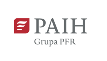 logotyp PAIH, białe tło, szary napis PAIH, z lewej strony czerwony kwadrat z białymi falami 