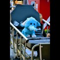 Zdjęcie łózka medycznego z siedzącymi na nim pluszkiem 