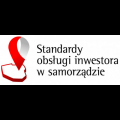 logotyp projektu. Czarny napis, obok biała mapa Polski z czerwonym konturem,czerwona pinezka na środku mapy 